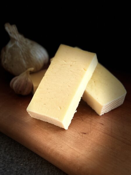 Bio-Weidemilchk&auml;se Knoblauch verpackt