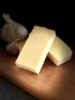 Bio-Weidemilchk&auml;se Knoblauch verpackt
