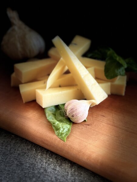 Bio-Weidemilchk&auml;se Knoblauch Basilikum verpackt, kg