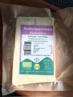 Bio-Weidemilchk&auml;se K&uuml;rbiskern verpackt